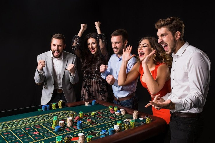 Studio live baccarat danaslot dengan dealer profesional dan kartu di atas meja